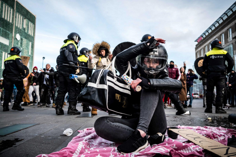 Hollandia Eindhoven koronavírus korlátozások miatti tüntetések zavargások