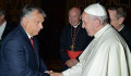 Orbán rajongói oktatják kereszténységből Ferenc pápát