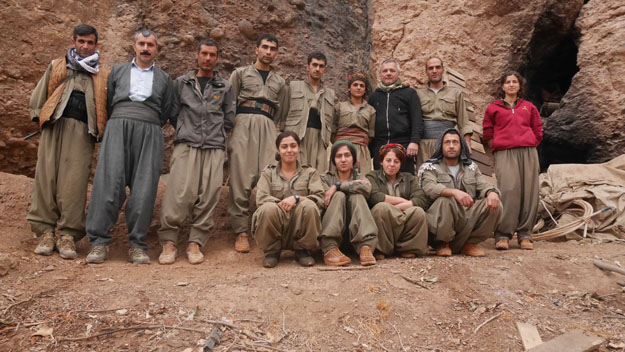 Szerzőnk fekete mackófölsőben ifjú kurd gerillák között