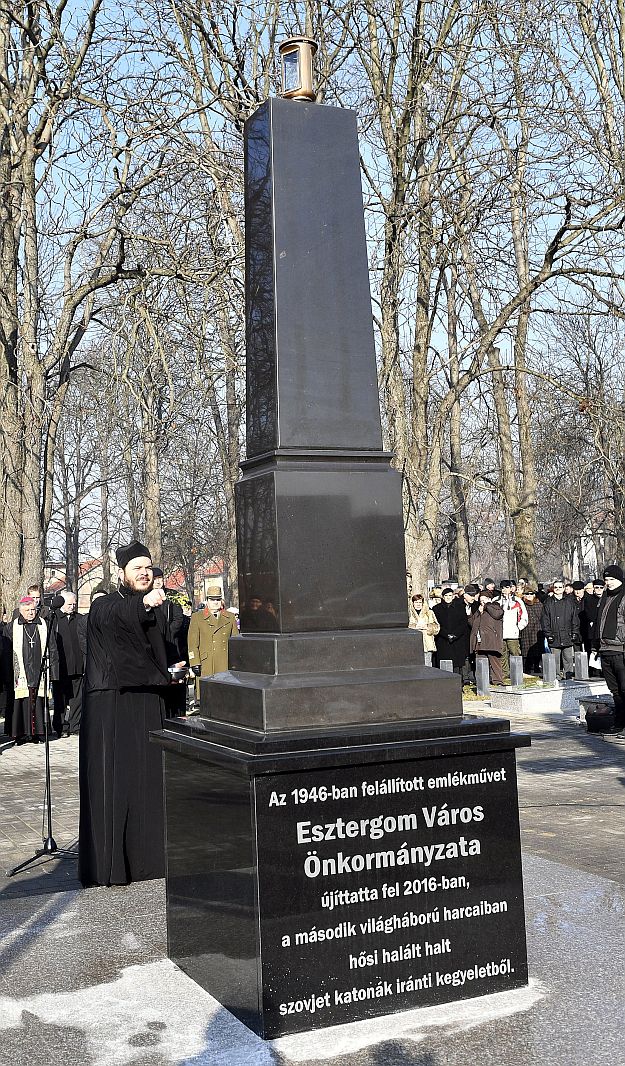 Ortodox áldás a szovjet emlékműnek