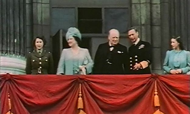 1945. május 8. Balra Erzsébet, középen a szülei és Churchill