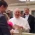 Remek videó a kislányról, aki elcsente Ferenc pápa sapkáját