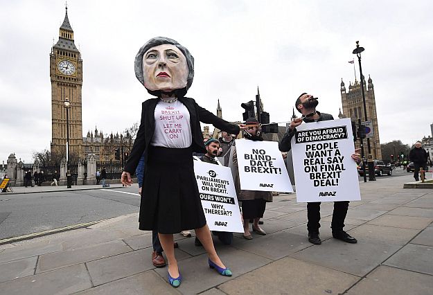 Theresa May gúnyfigurája Londonban