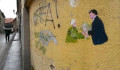 Csodálatosan rögzítette a városi művészet Bözsi néni és Orbán találkozását