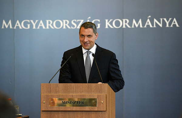 Lázár János, a Miniszterelnökséget vezető miniszter szokásos heti sajtótájékoztatóját tartja az Országházban 