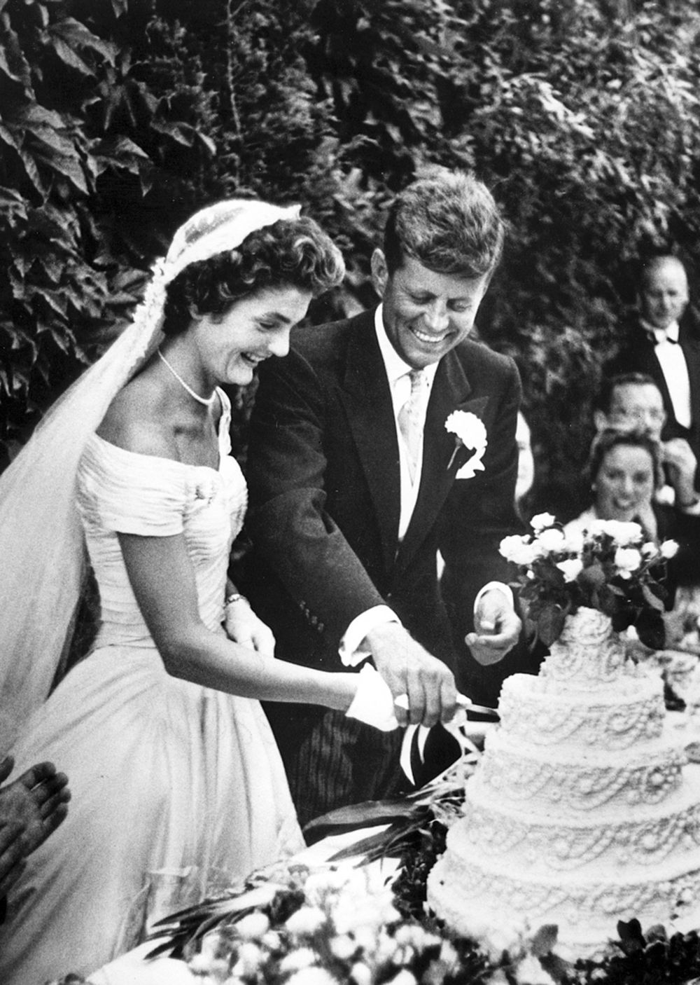 Kennedy későbbi amerikai elnök és felesége, Jacqueline Bouvier Kennedy felvágja az esküvői tortájukat 1953. szeptember 12-én.