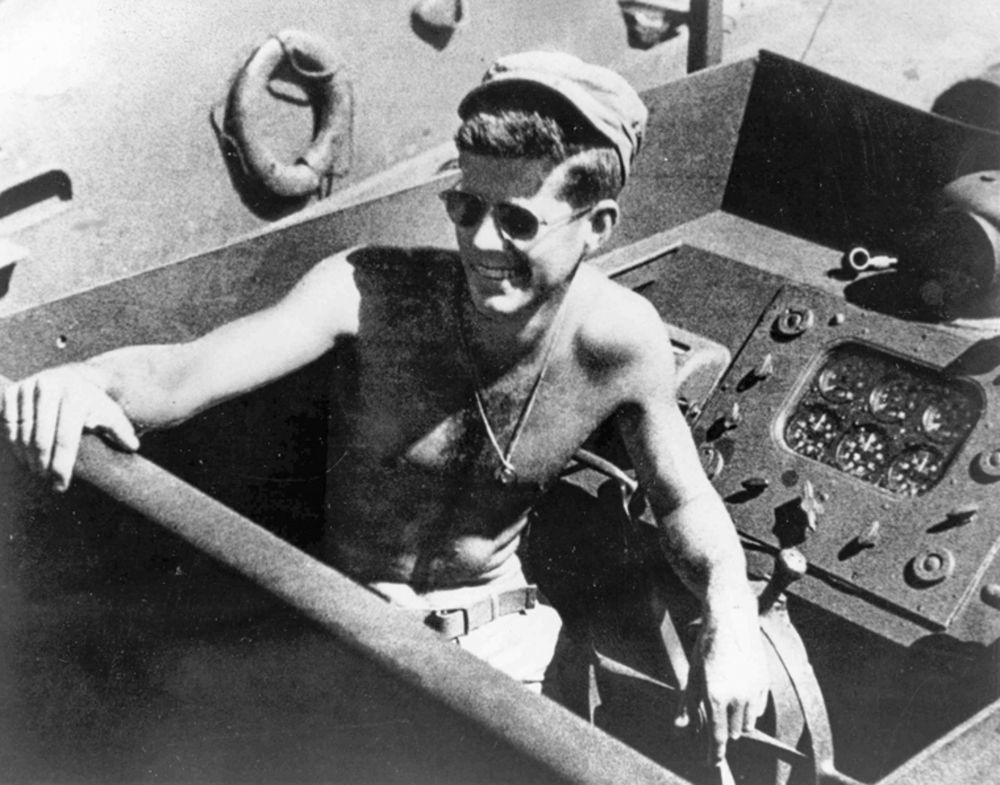 A haditengerészet csendes-óceáni haderejénél szolgálatot teljesítő John Fitzgerald Kennedy későbbi amerikai elnök egy PT-109-es naszád fedélzetén 1943-ban.
