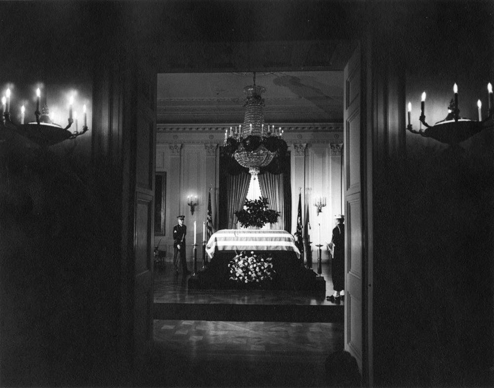 Kennedy néhai amerikai elnök ravatala a washingtoni Fehér Házban 1963. november 23-án.