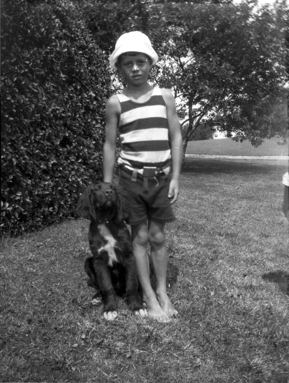 Kennedy későbbi amerikai elnök egy kutyával a Massachusetts állambelli Hyannisportban 1925-ben.