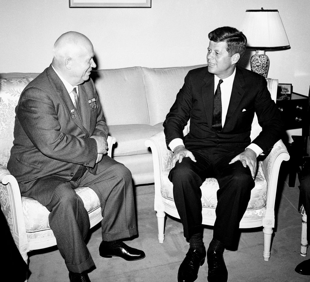 Az 1961. június 3-án készült képen John Fitzgerald Kennedy amerikai elnök és Nyikita Szergejevics Hruscsov a Szovjetunió Kommunista Pártja (SZKP) első titkára