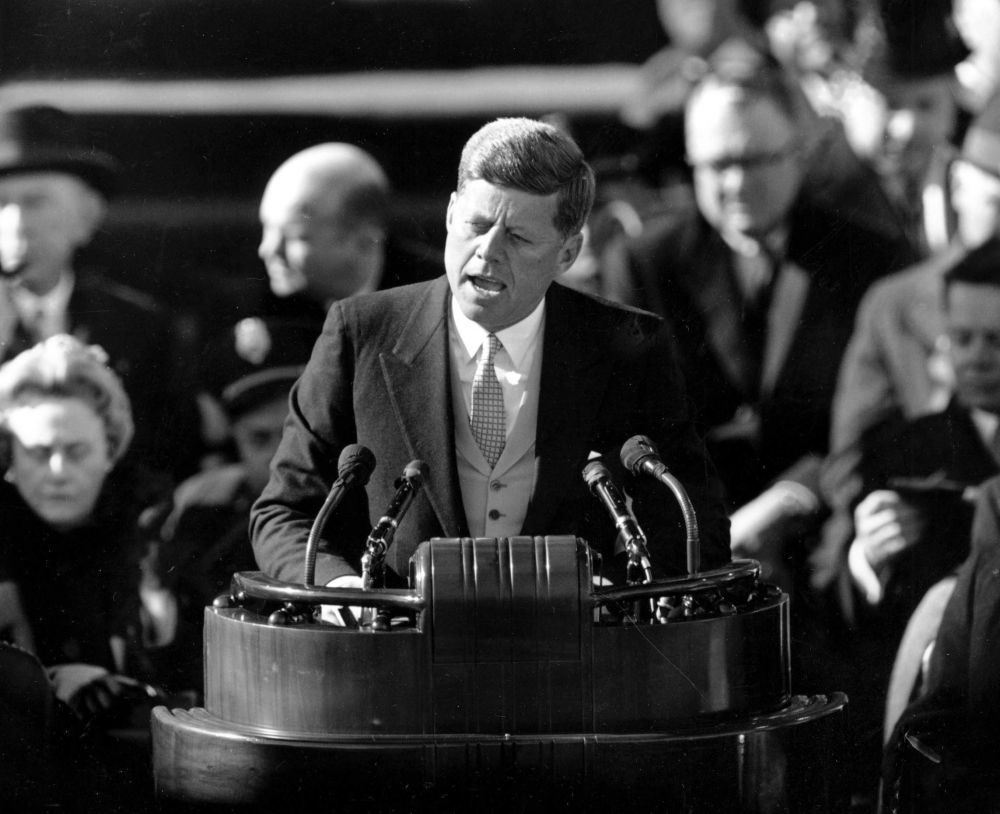 A 1961. január 20-án készült képen John Fitzgerald Kennedy amerikai elnök beszédet mond hivatali eskütétele után a Capitoliumban.