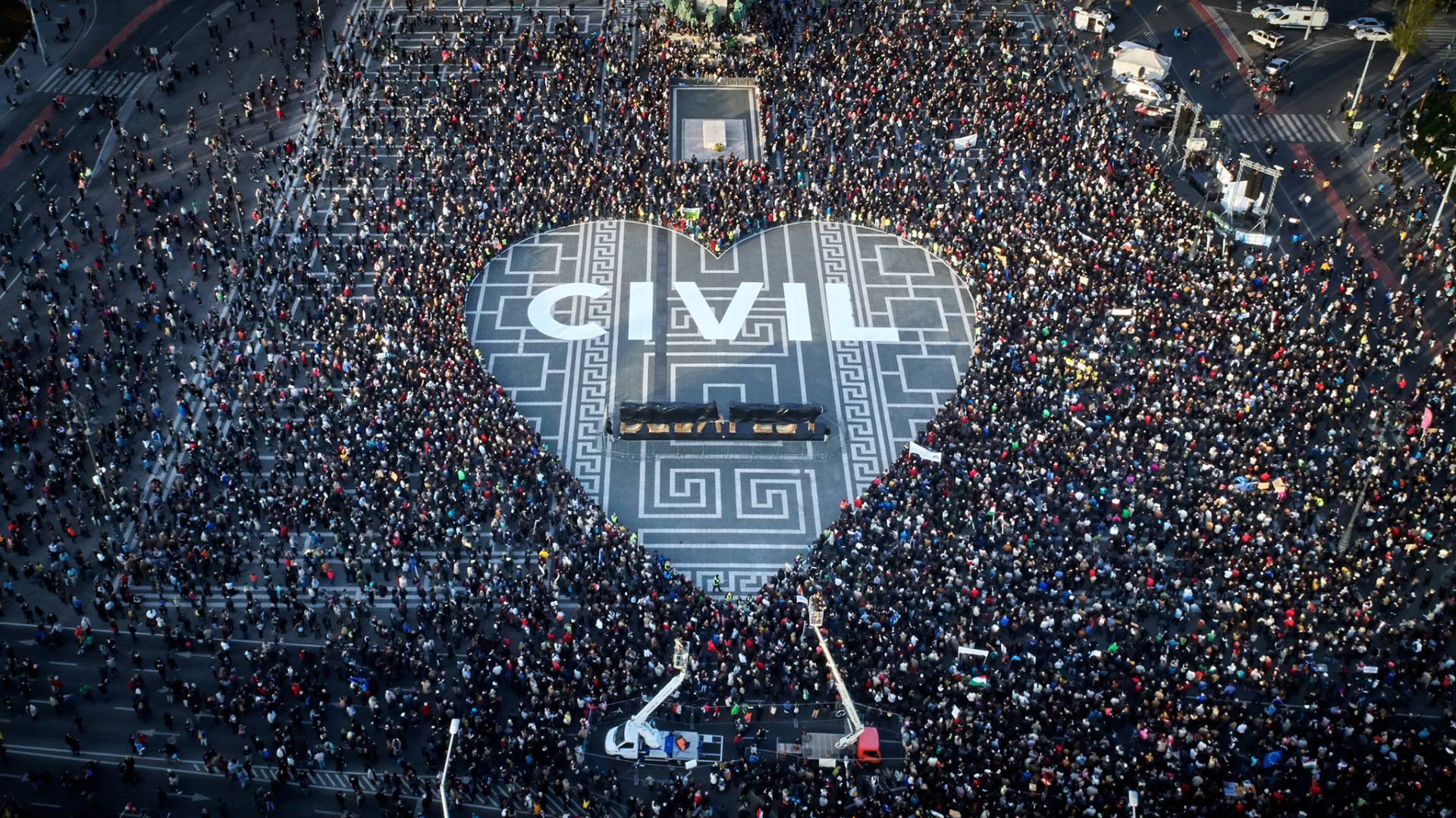 A civilek bíróságra mennek, a Fidesz örül a megbélyegző törvénynek