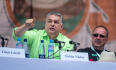Hajánál fogva rántották földre az Orbán-beszéd alatt fütyülő nőt