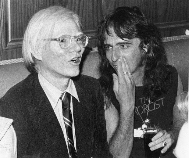 Andy Warhol és Alice Cooper 1974-ben
