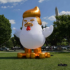 Ettől biztosan megőrül Trump: a Fehér Ház mellett egy Trumpra hajazó óriás csirke áll