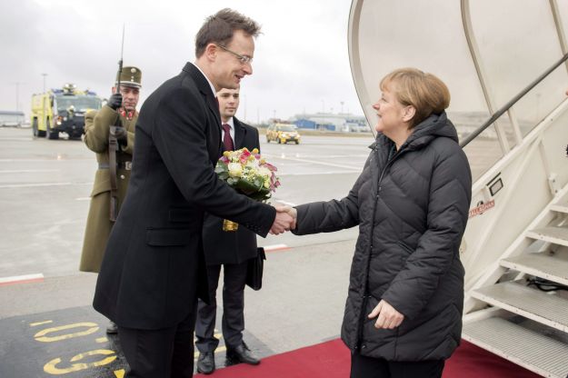 Szijjártó kedvesen köszönti Angela Merkelt