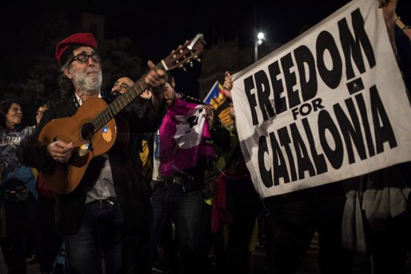 Katalánok ünnepelnek a népszavazás után