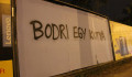 Zseniális plakátokkal figurázza ki a graffitiőrületet a Kétfarkú Kutya Párt