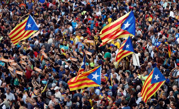 Ünneplő tömeg a katalán parlament épülete előtt
