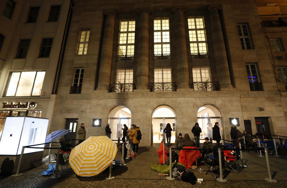 Vásárlók várakoznak az Apple berlini üzlete előtt