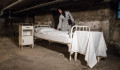 Szintet lépett az MTI: elkísérték a fideszes politikust, hogy lefotózhassák, ahogy megtekint egy régi kórházi ágyat