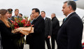 Orbánék virággal várták a kínai kormányfőt, aki cserébe meghozta az újabb gigahitelt Magyarországnak