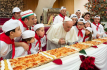 Gigantikus pizzával ünnepelte születésnapját Ferenc pápa