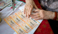 A kormány a külföldön élő nyugdíjasoknak is küld Erzsébet-utalványt, amiket ott be se lehet majd váltani