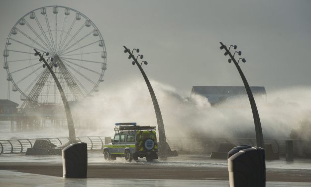 Hatalmas hullámok csapnak ki az északnyugat-angliai Blackpool tengerpartjára 2018. január 3-án