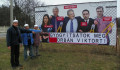 „Gyógyítsátok meg Orbán Viktort!” – Ismét alusisakos aktivisták hekkelik a debreceni kormányplakátokat