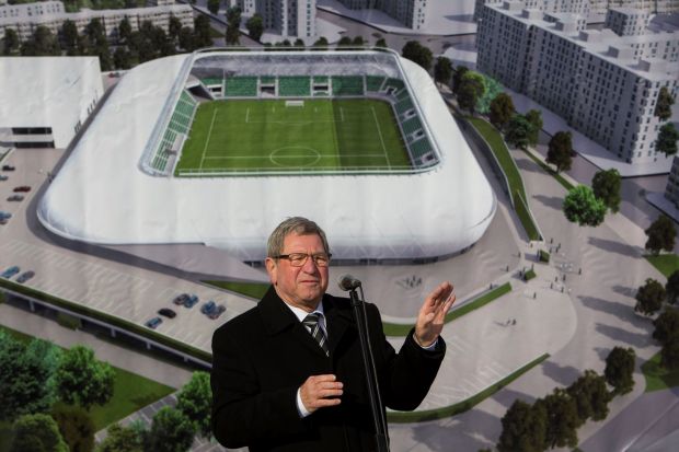 Puskás Tivadar polgármester még a stadion látványterve előtt