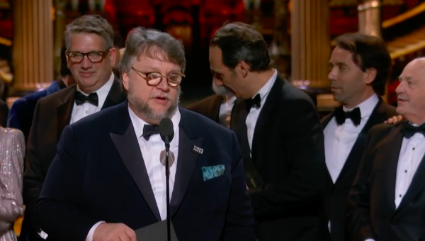 Guillermo del Toro átveszi a legjobb filmnek járó díjat
