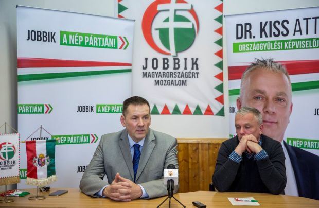 Kiss Attila (jobbra) és a Jobbik nem enged
