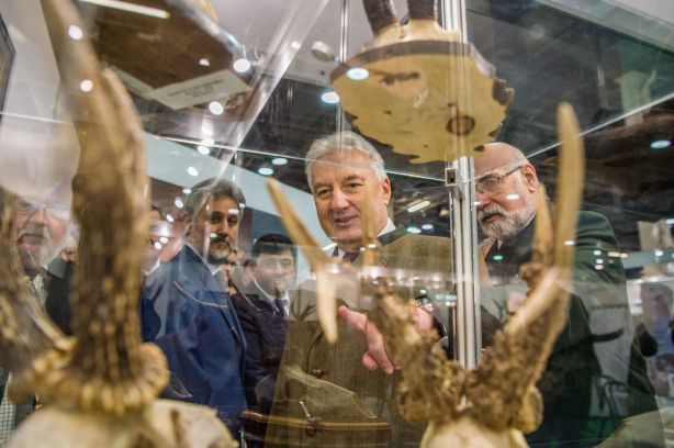 Semjén Zsolt miniszterelnök-helyettes, az Országos Magyar Vadászati Védegylet elnöke trófeákat néz a 25. Fegyver, Horgászat, Vadászat kiállítás megnyitóján