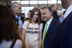 Vajon elolvasta Orbán Viktor a feliratot a diáklány pólóján?