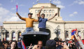 Hiába sodorták el a tüntetések a miniszterelnököt, a kormánypárt nehezen ereszti a hatalmat Örményországban