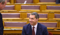 Ide jut, aki kiesik Orbán kegyeiből: Lázár leghátul, a parlament utolsó sorában fog gubbasztani