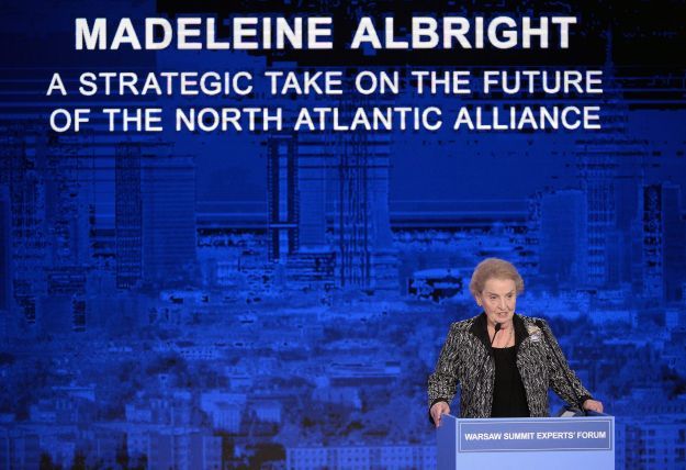 Madeleine Albright előadást tart egy szakértői fórumon