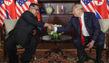 Donald Trump és Kim Dzsongun találkozója: mindkét vezetőn látszott, hogy megpróbál „dominánsabb” lenni