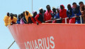Befutott az Aquarius Valencia kikötőjébe: először megvizsgálják a menekültek egészségi állapotát