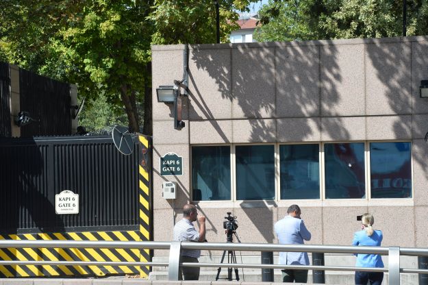 Az ankarai amerikai nagykövetség épülete a támadás után