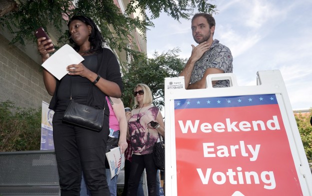 Szavazók várakoznak a félidős választások korai szavazási időszakában