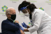 Enyhítések az Egyesült Államokban: a beoltottak maszk nélkül is találkozhatnak beltéren