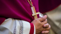 A francia püspöki konferencia pénzzel kívánja kompenzálni a pedofil papok áldozatait