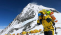 Választóvonalat húznak a Mount Everest tetején