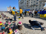 Cipőket vitt a Duna-parti holokauszt-emlékműhöz egy ukrán egyesület