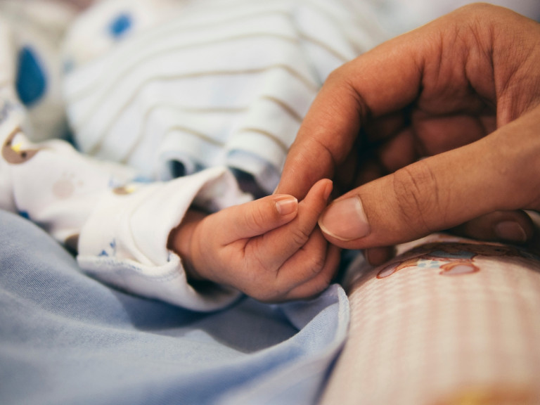 Népszava: 30 rendezetlen jogállású, sorsára hagyott csecsemőt gondoznak a miskolci kórházban