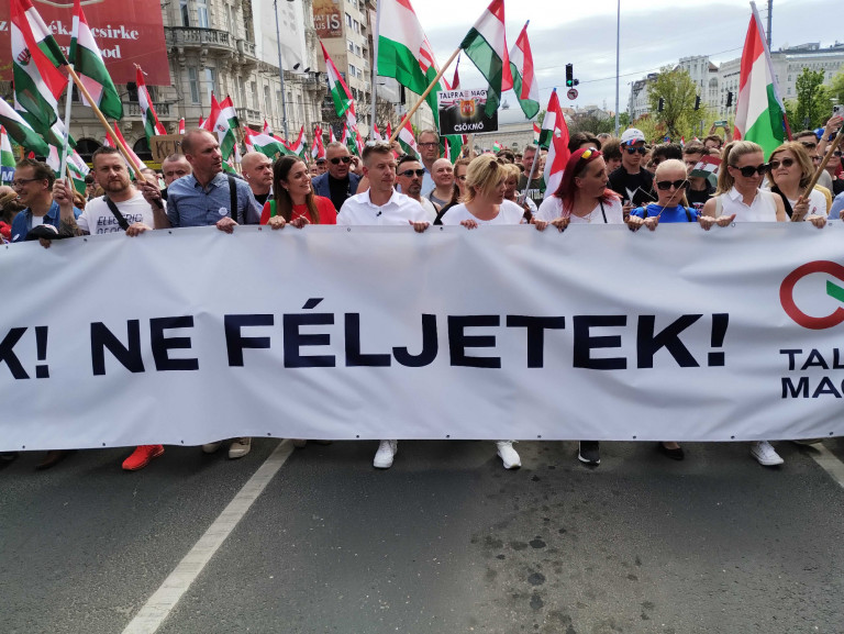 Bernard Guetta: Orbán sincs beoltva a hatalom elkopása ellen