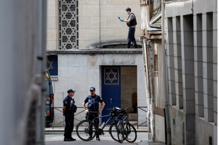A francia rendőrök lelőttek egy férfit, aki megpróbálta felgyújtani a roueni zsinagógát