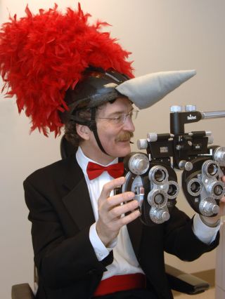 A neves ornitológus a 2006-os díjátadóra kedvenc madarának, harkálynak öltözött
